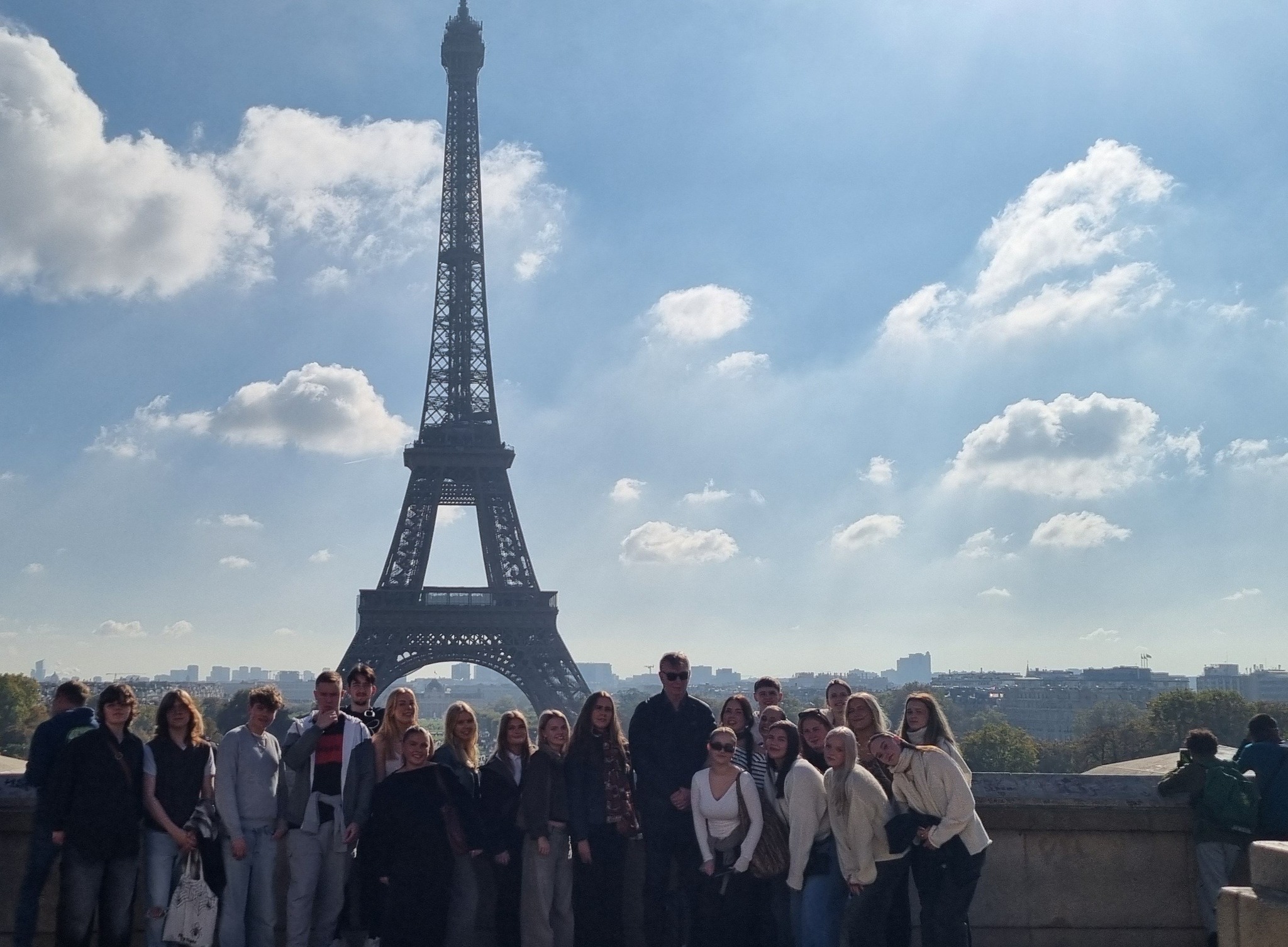 Parísarhópurinn við Eiffelturninn Parísarferð 2025