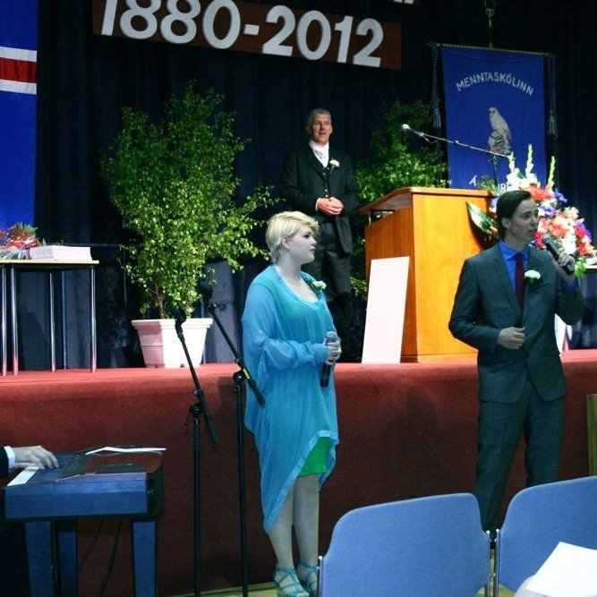 Hulda Hólmkelsdóttir og Freyr Brynjarsson syngja við undirleik Gunnars Atla Eggertssonar