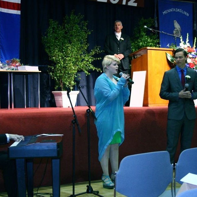 Hulda Hólmkelsdóttir og Freyr Brynjarsson syngja við undirleik Gunnars Atla Eggertssonar