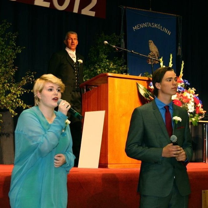 Hulda Hólmkelsdóttir og Freyr Brynjarsson syngja við undirleik Gunnars Atla Eggertssonar