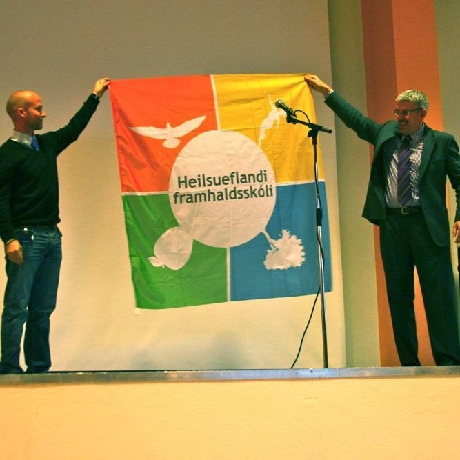 Héðinn afhendir Jóni Má fána hins heilsueflandi skóla