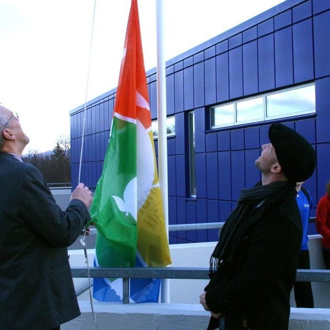 Fáninn dreginn að húni á Skólatorgi