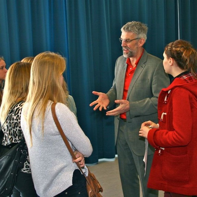 Jón Már á tali við nemendur