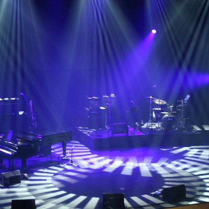 Sviðið tilbúið. ljósin kveikt