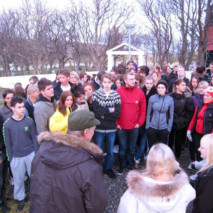 Við minnismerki um Jón Arason við Munkaþverárkirkju