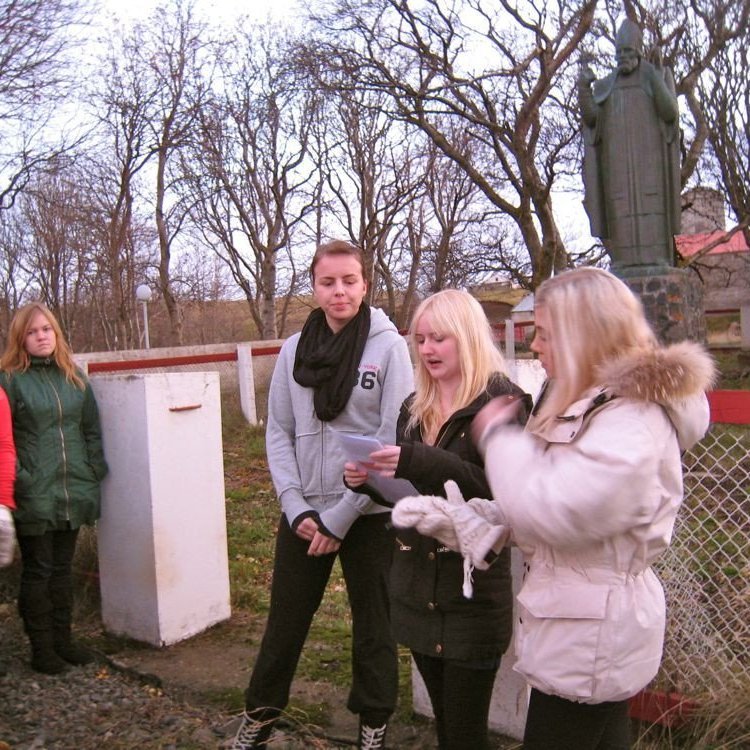 Við minnismerki um Jón Arason. Verkefni flutt