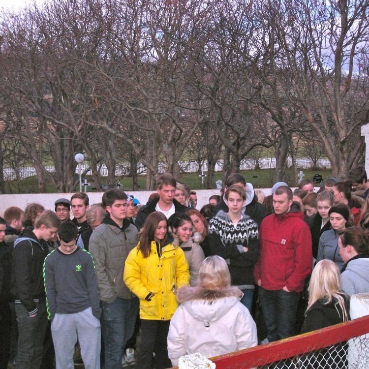 Við minnismerki um Jón Arason