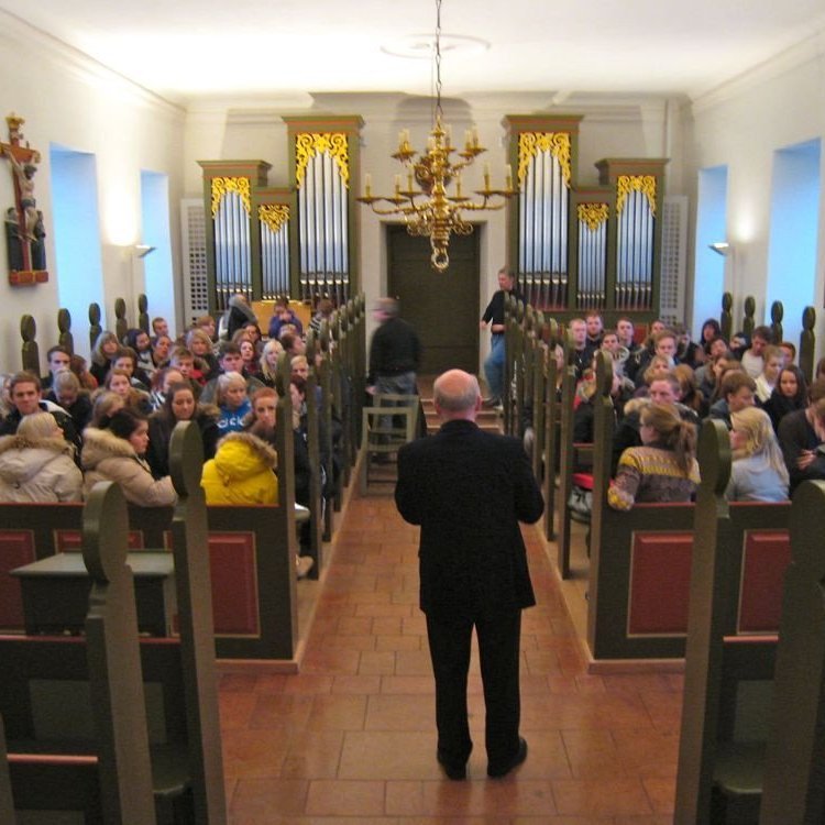 Vígslubiskup segir söfnuðinum frá