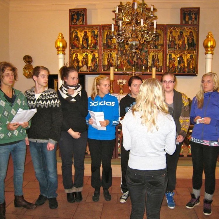 Kórinn syngur sálm dagsins á ný