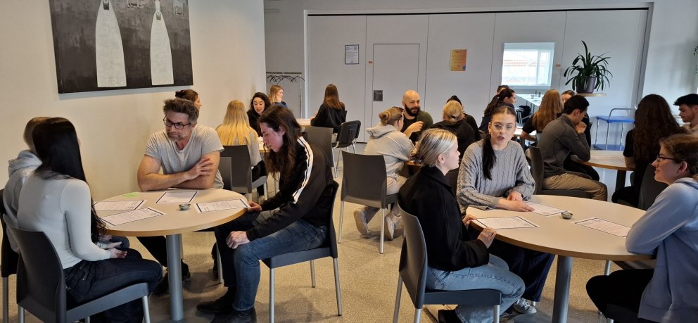 3.A og Símeyjanemendur að spjalla