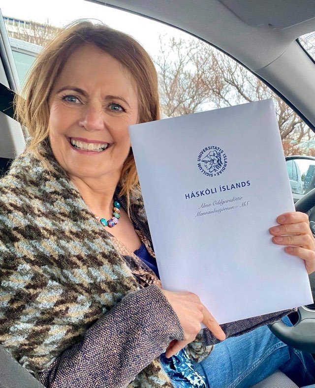 Alma með meistaraprófsritgerðina sína