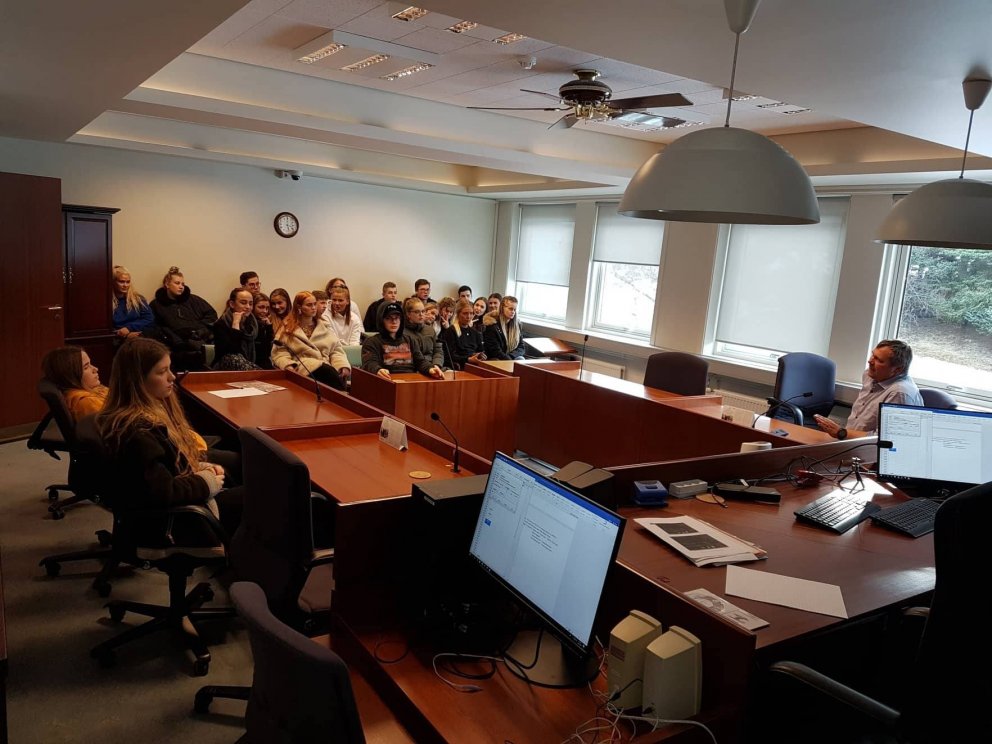 Nemendur hlýða á Halldór Björnsson starfandi dómstjóra. Myndina tók Lilja Ákadóttir