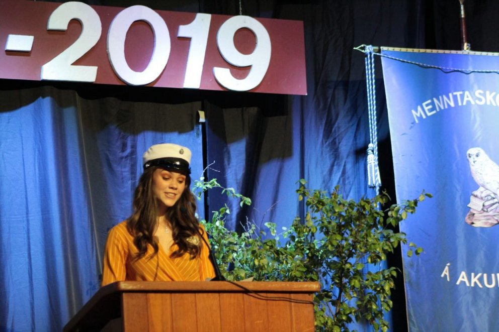 Kolbrún, formaður skólafélagsins 2018-19, heldur ræðu við brautskráningu. Myndina tók Guðjón H. Hauk&hellip;