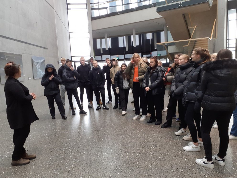 Nemendur fá leiðsögn í Hofi