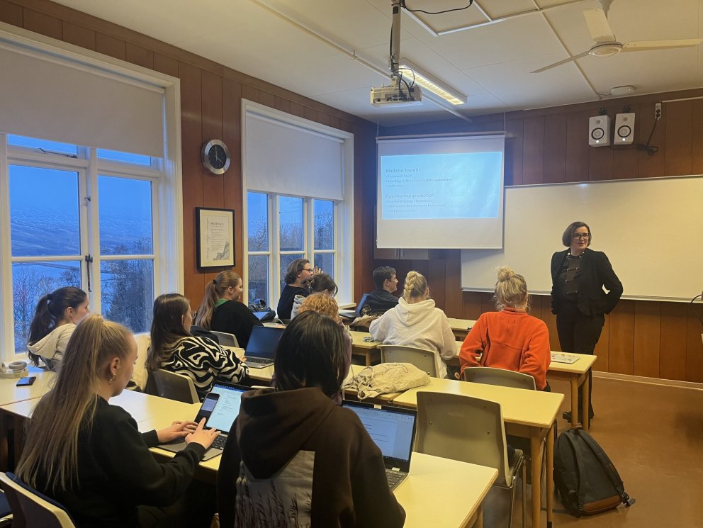 Marta Nordal leikhússtjóri ræðir við nemendur á kjörnámsbraut í sviðslistum í MA