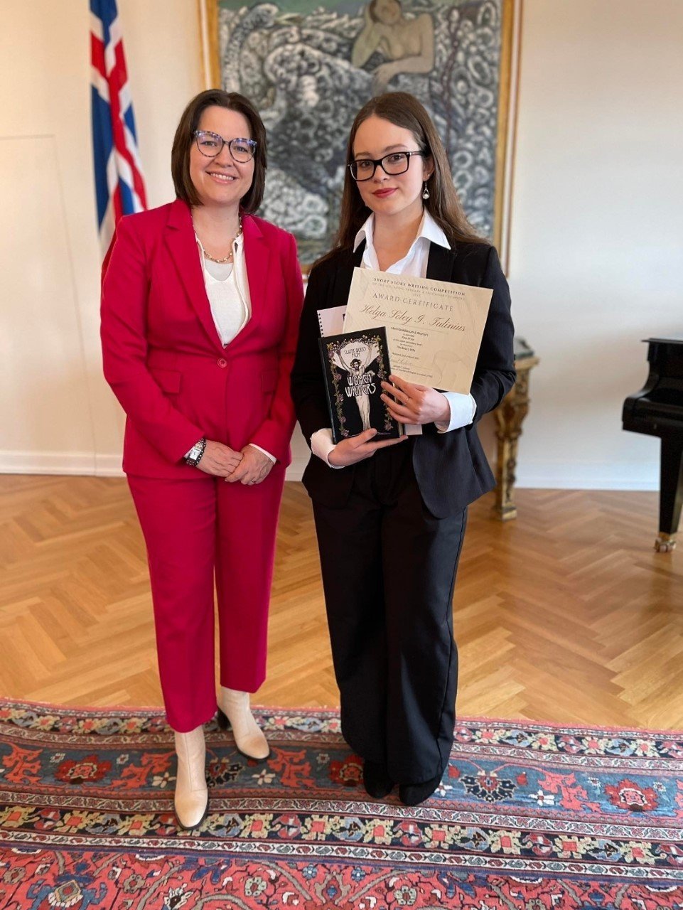 Helga Sóley og frú Eliza Reid við verðlaunaafhendinguna á Bessastöðum