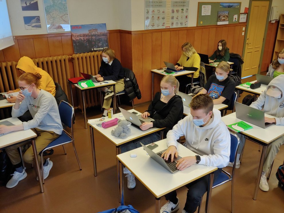 Nemendur í 1AF undirbúa fréttaflutning úr skólalífinu á fordæmalausum tímum