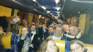 Létt yfir fólki í langferðabíl