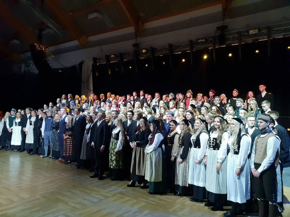 Hluti verðandi útskriftarnema í þjóðbúningum
