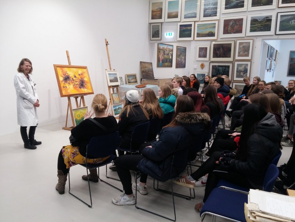 Halldóra Arnardóttir á spjalli við nemendur