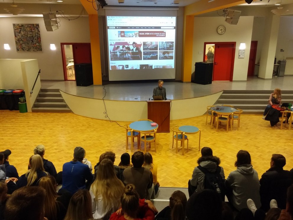 Kjartan Ólafsson ræðir við nemendur um falsfréttir