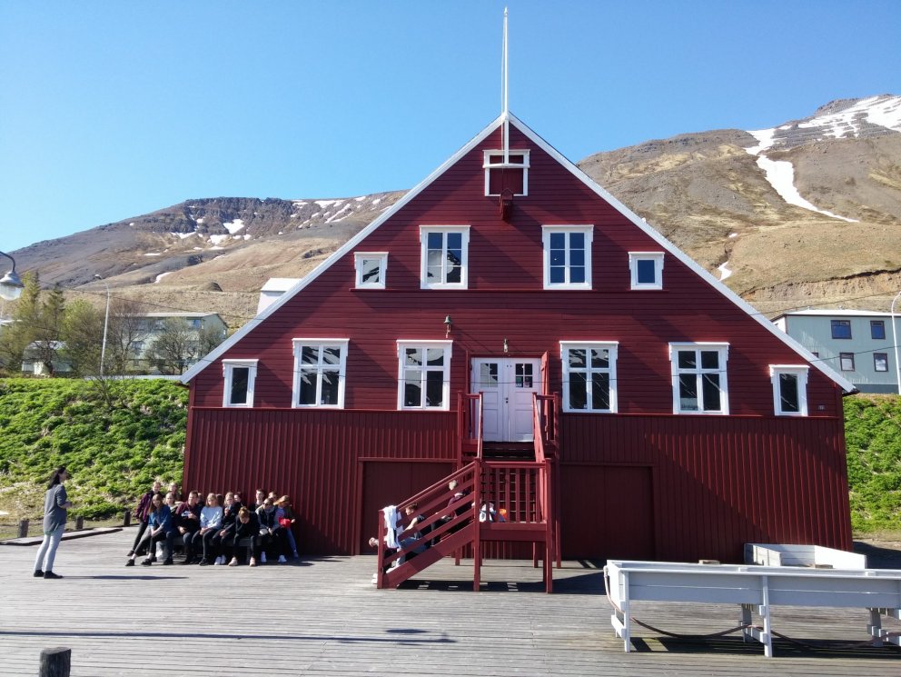 Hluti nemenda í menningarlæsi fá fræðslu um síldarævintýrið á Siglufirði