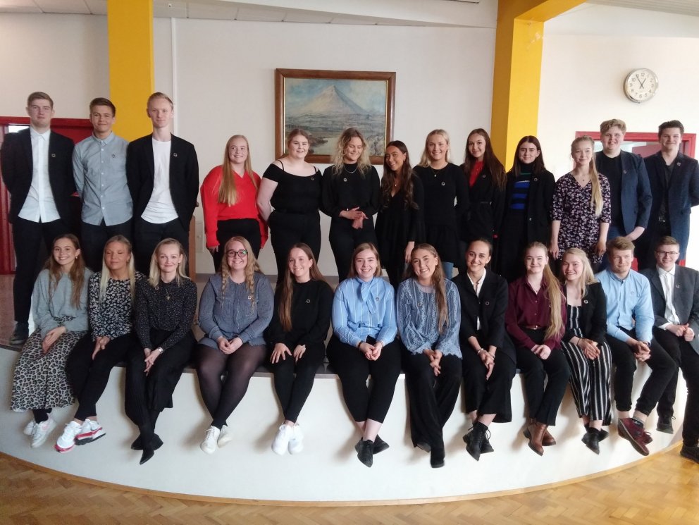 Nemendur og kennari stilla sér upp fyrir myndatöku að lokinni vel heppnaðri ráðstefnu