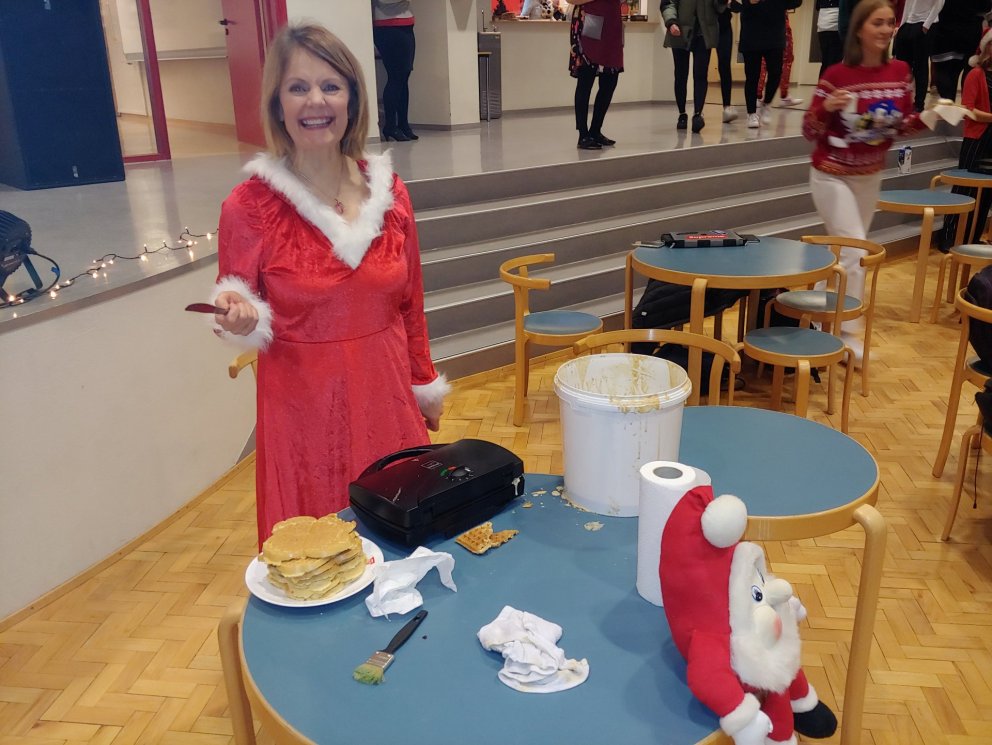 Starfsfólk MA stóð í ströngu í dag við að baka vöfflur á hinum ýmsu stöðum í skólanum. Alma Oddgeirs&hellip;