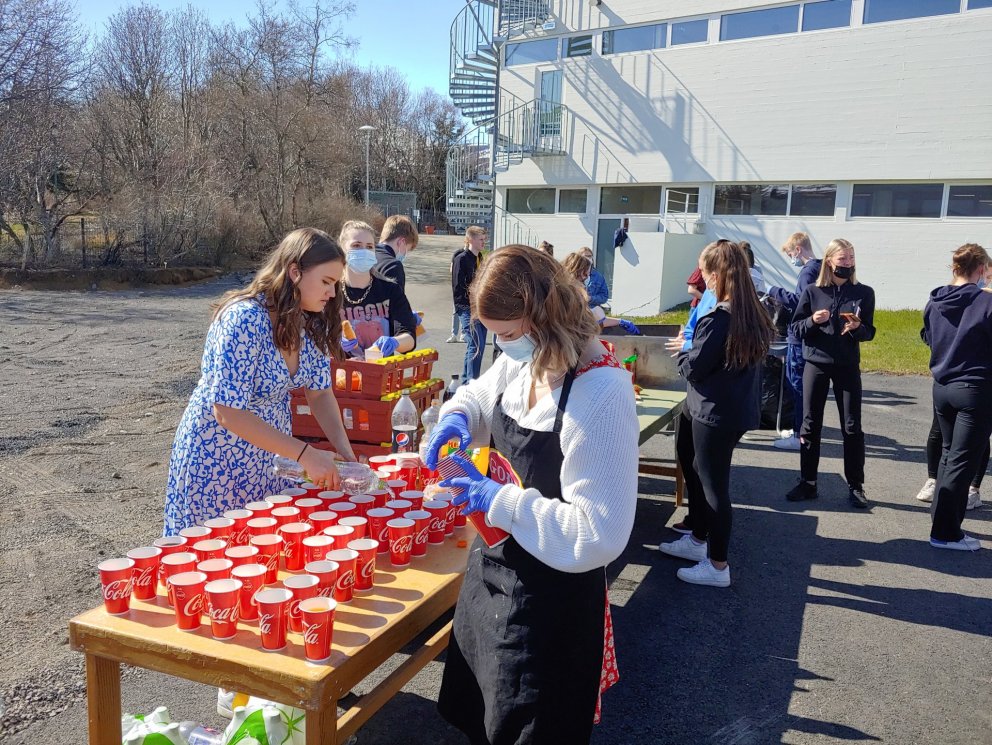 Nemendur fengu grillaðar pylsur og kalda drykki í tilefni dagsins