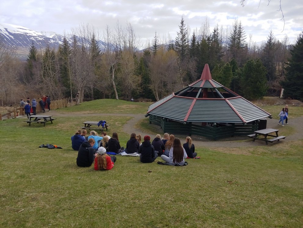 Nemendur og kennarar í menningarlæsi áttu notalega stund saman í Kjarnaskógi