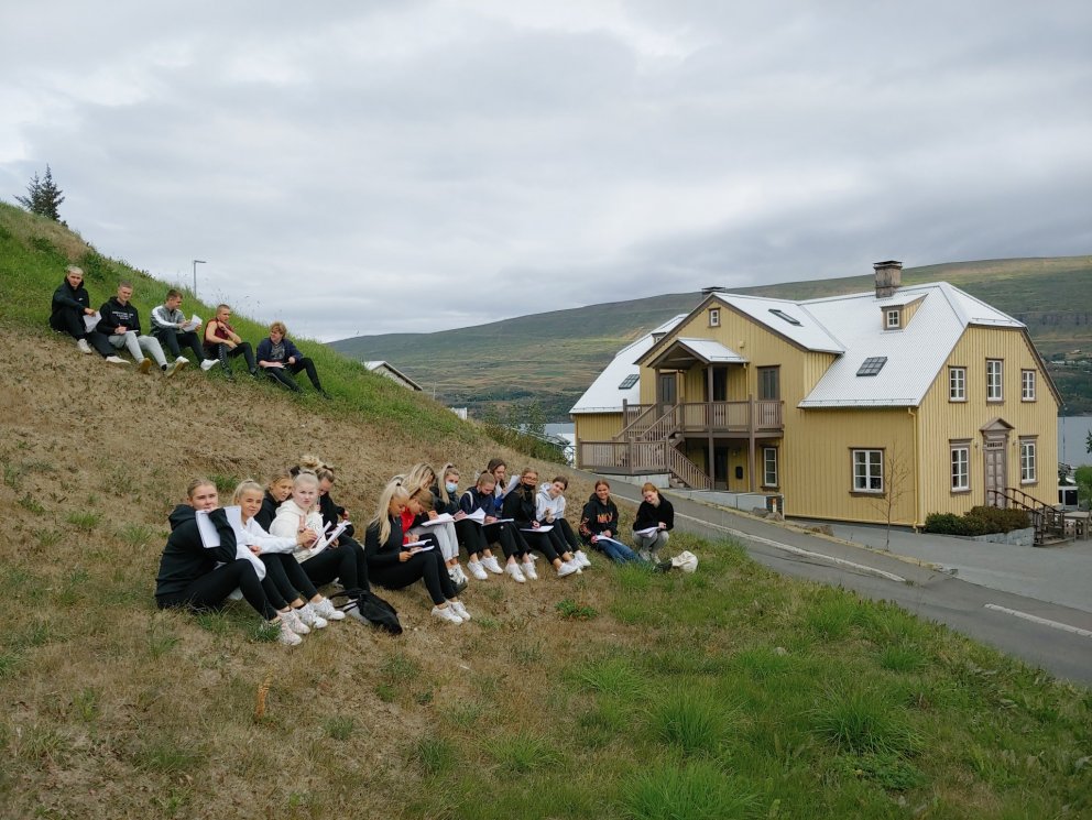 Nemendur hvíla lúin bein og glósa í sögugöngu