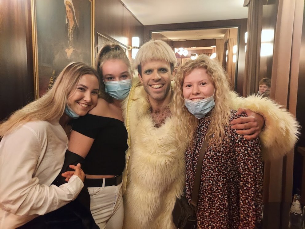 Nemendur stilla sér upp með Hilmari Guðjónssyni leikara í Þjóðleikhúsinu