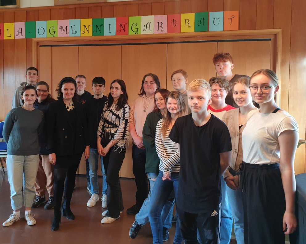 Marta Nordal leikhússtjóri ásamt Völu Fannell kennara í hópi nemenda í 1FL