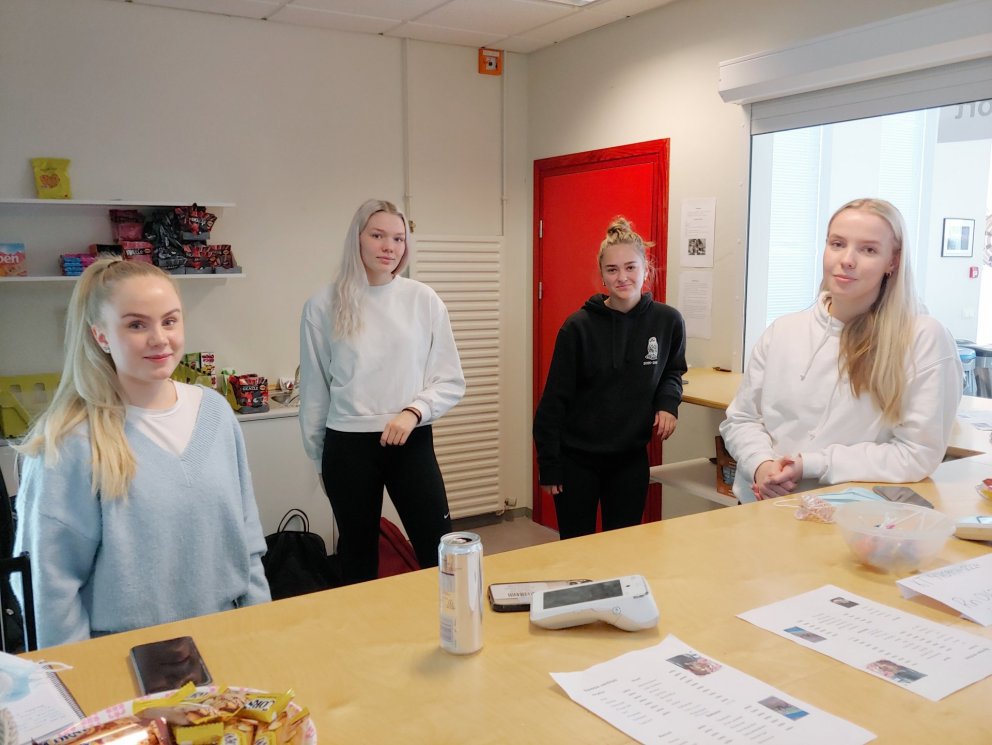 Frá vinstri. Lára Hlín, Sara Ragnheiður, Thelma Rut og Heiðdís Ósk að störfum í verslun nemenda i Kv&hellip;