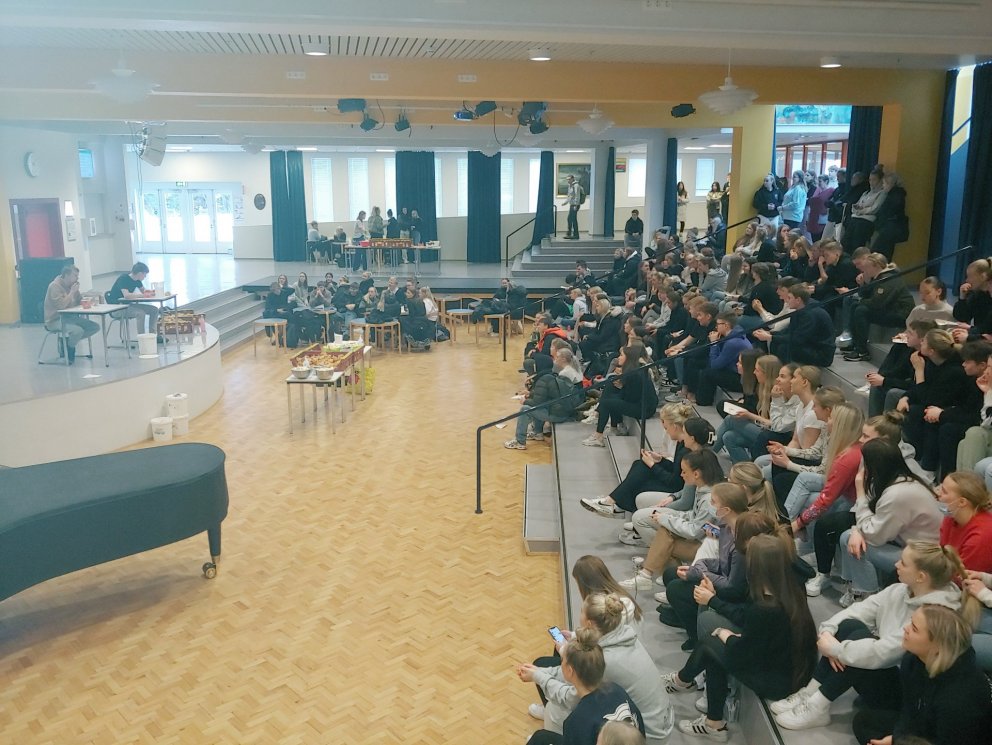 Nemendur kepptu í bollukappáti á bolludaginn