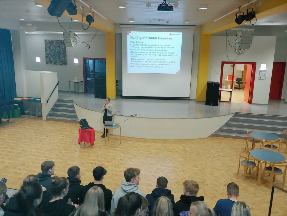 Linda Guðmundsdóttir frá Rauða krossinum spjallar við nemendur