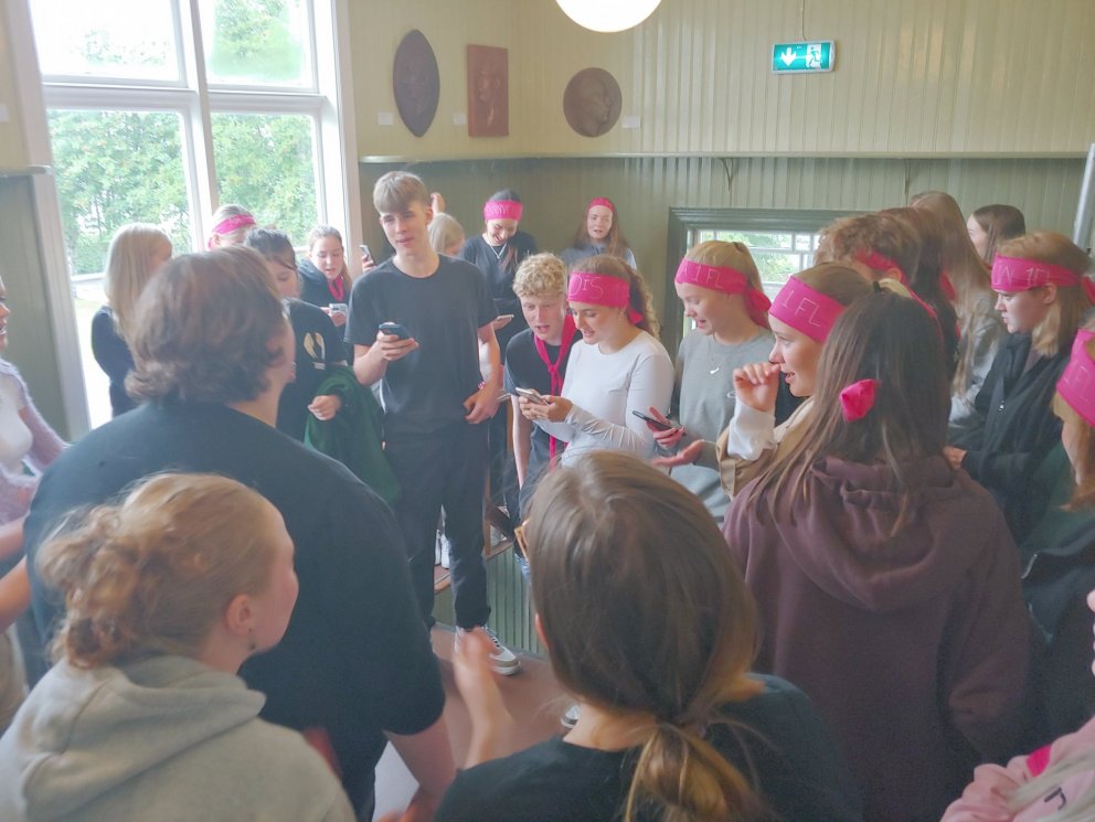 Nýnemar og nemendur í 3. bekk saman á söngæfingu