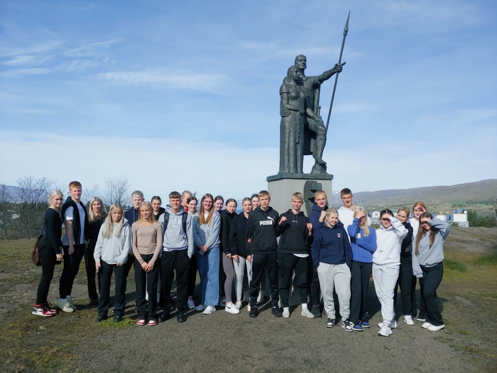 Nemendur í sögugöngu í góða veðrinu