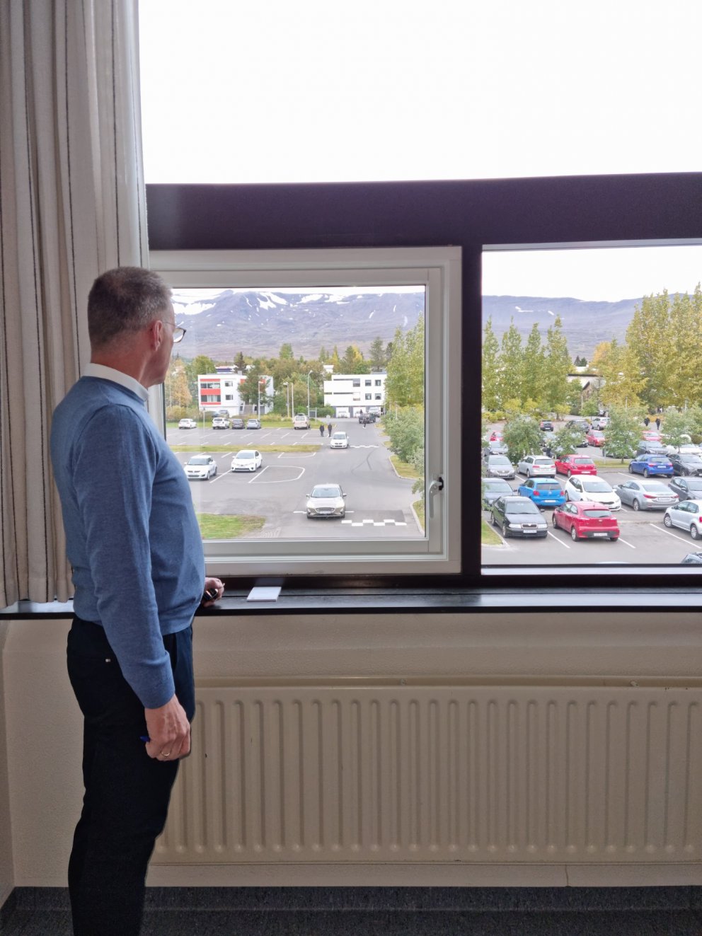 Skólameistari telur bíla á bílastæði MA.