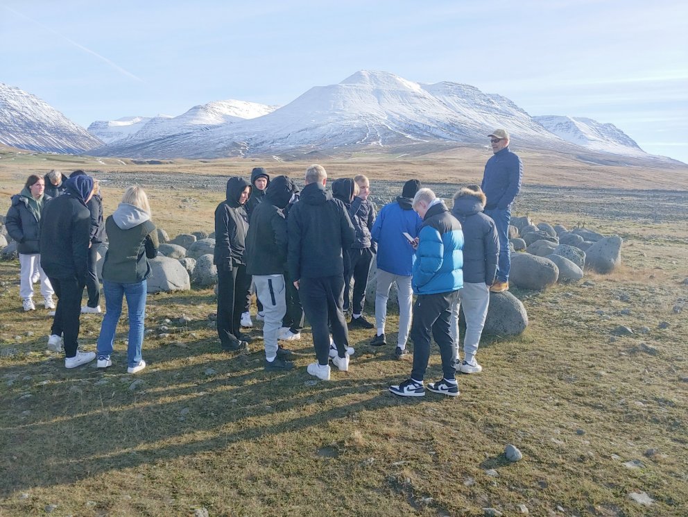 Björn Vigfússon fræðir nemendur um helstu sögupersónur Sturlungu og örlög þeirra