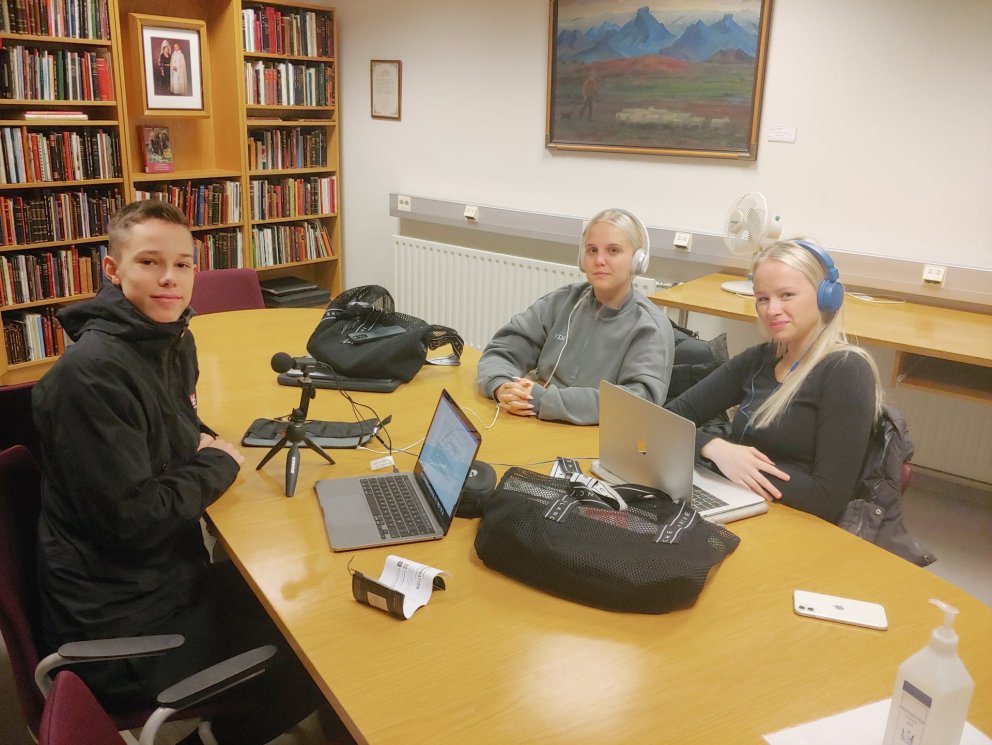 Stund milli stríða í hlaðvarpsvinnu. Frá vinstri: Mikael Darri Heiðarsson, Olga María Valdimarsdótti…