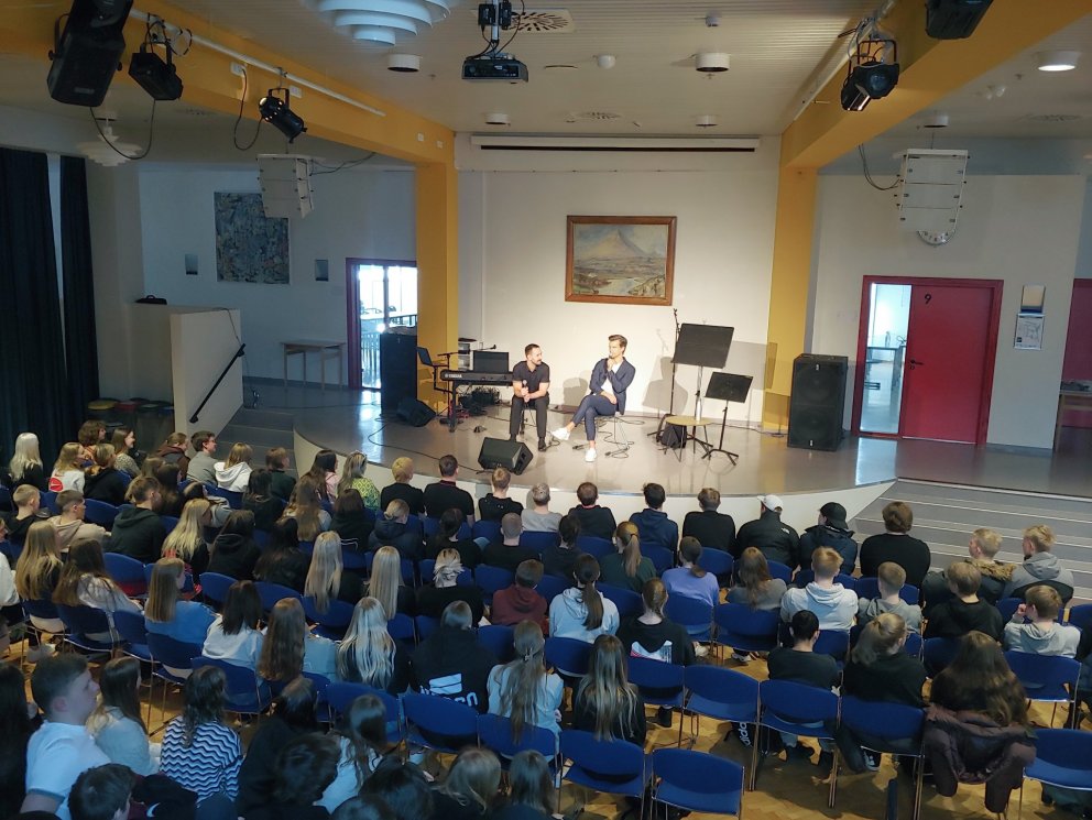 Bjarni (th) og Axel ræða við gesti sýningarinnar