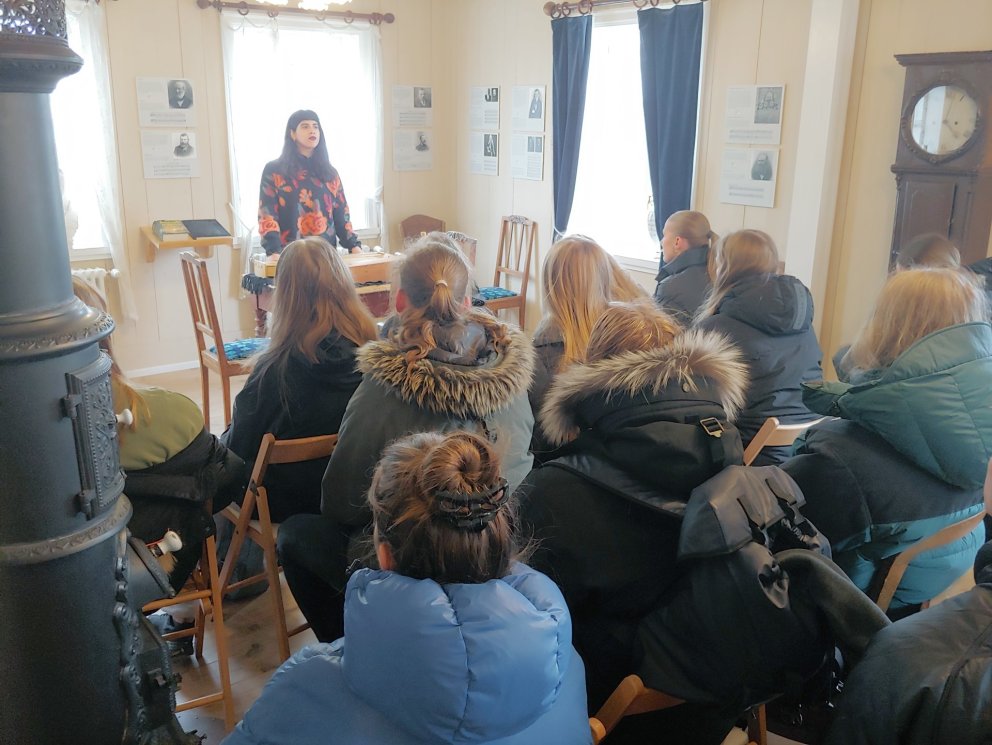 Nemendur fá fræðslu hjá Renu á Þjóðlagasetri Sr. Bjarna Þorsteinssonar