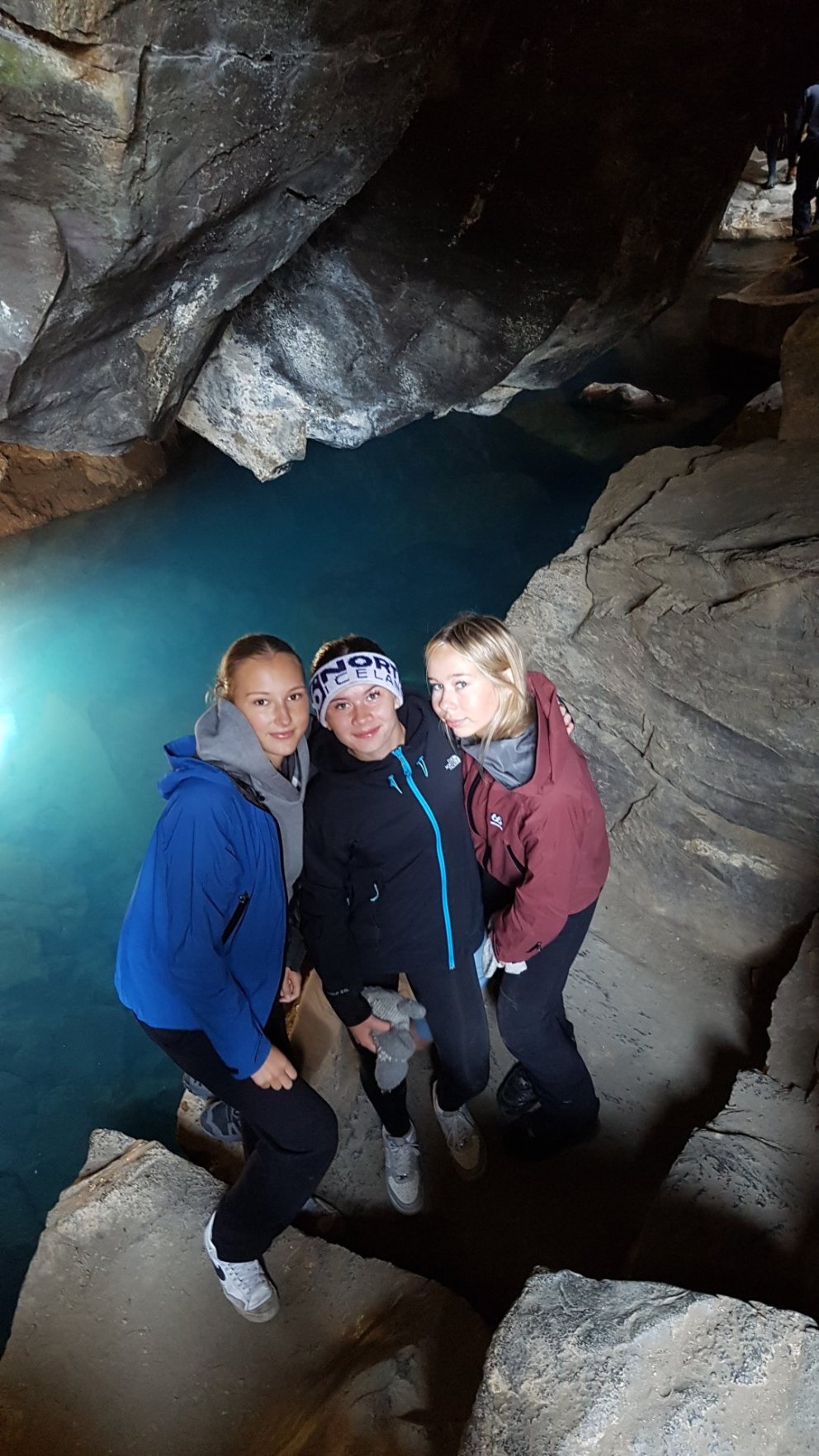 Kátar stúlkur í Grjótagjá