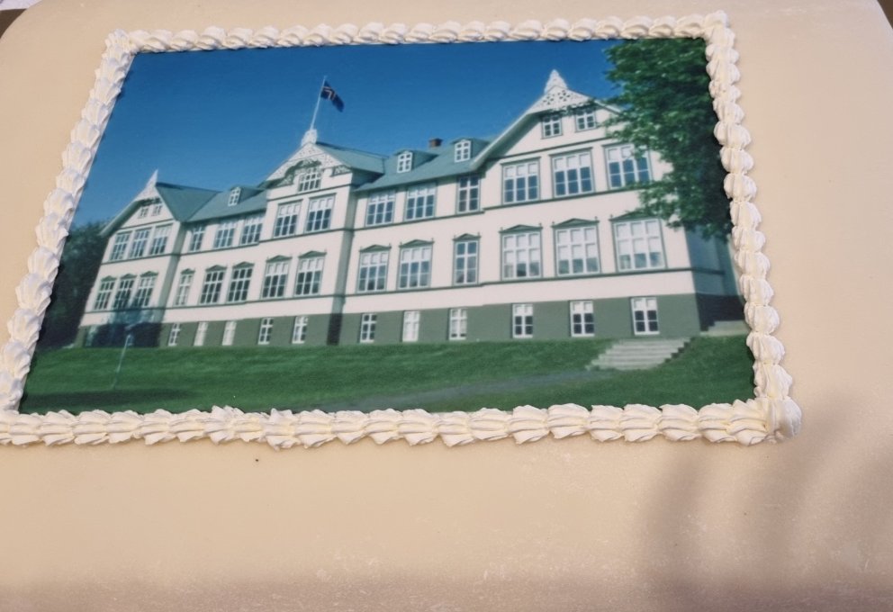 Gamli skóli átti 120 ára afmæli í október 2024 og þá var bökuð terta.