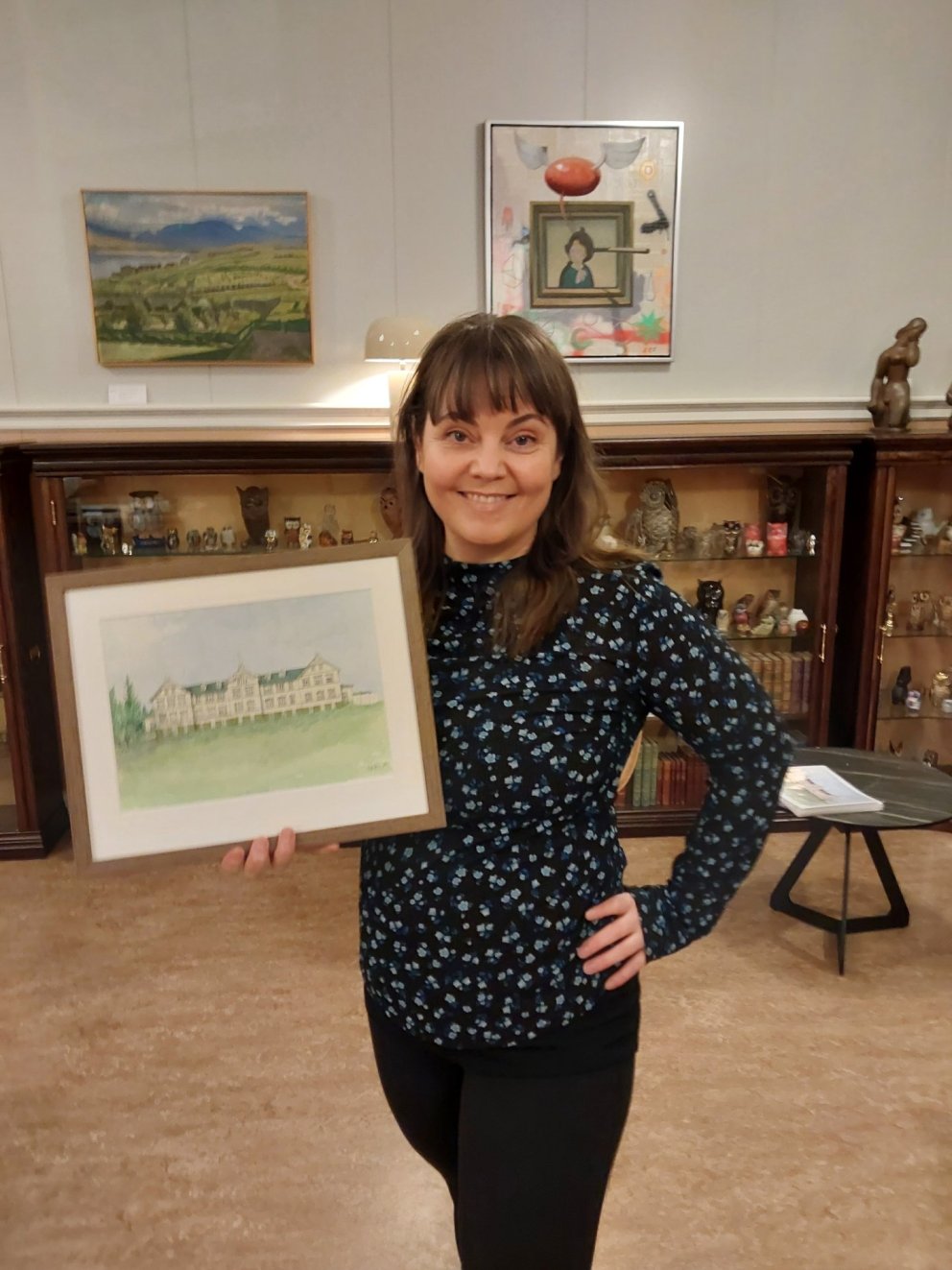 Dagný Reykjalín með vatnslitamyndina sem hún málaði af Gamla skóla