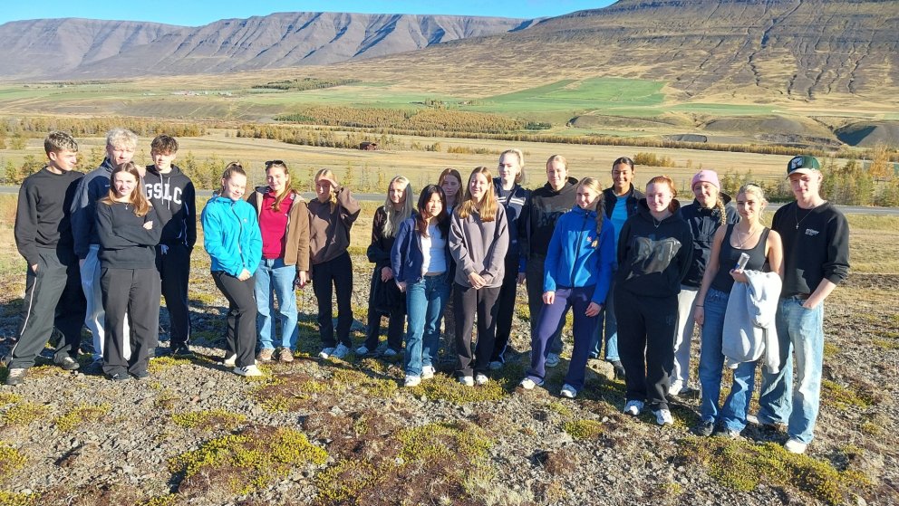 Nemendur stilla sér upp fyrir myndatöku á Melgerðimelum (Kassos field)