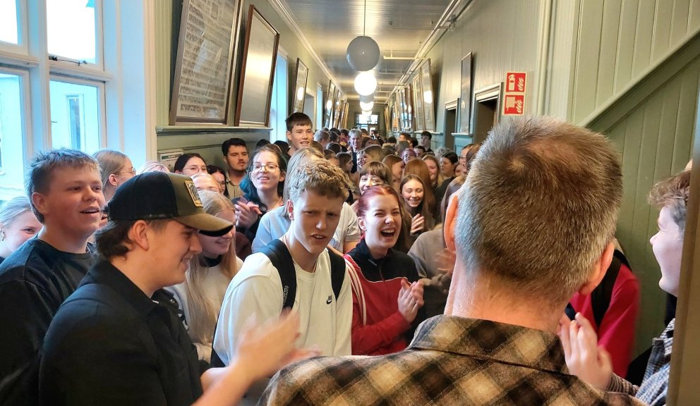 Nemendur mættu syngjandi á fund skólameistara