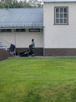 Næturgestur tekur saman föggur sínar