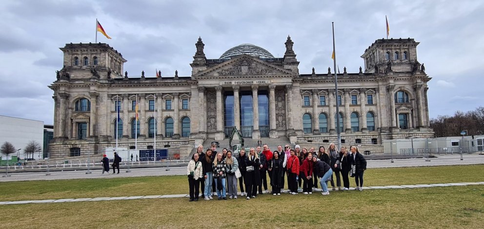 Nemendur fyrir framan Ríkisþinghúsið í Berlín. Mynd: Margrét Kristín Jónsdóttir